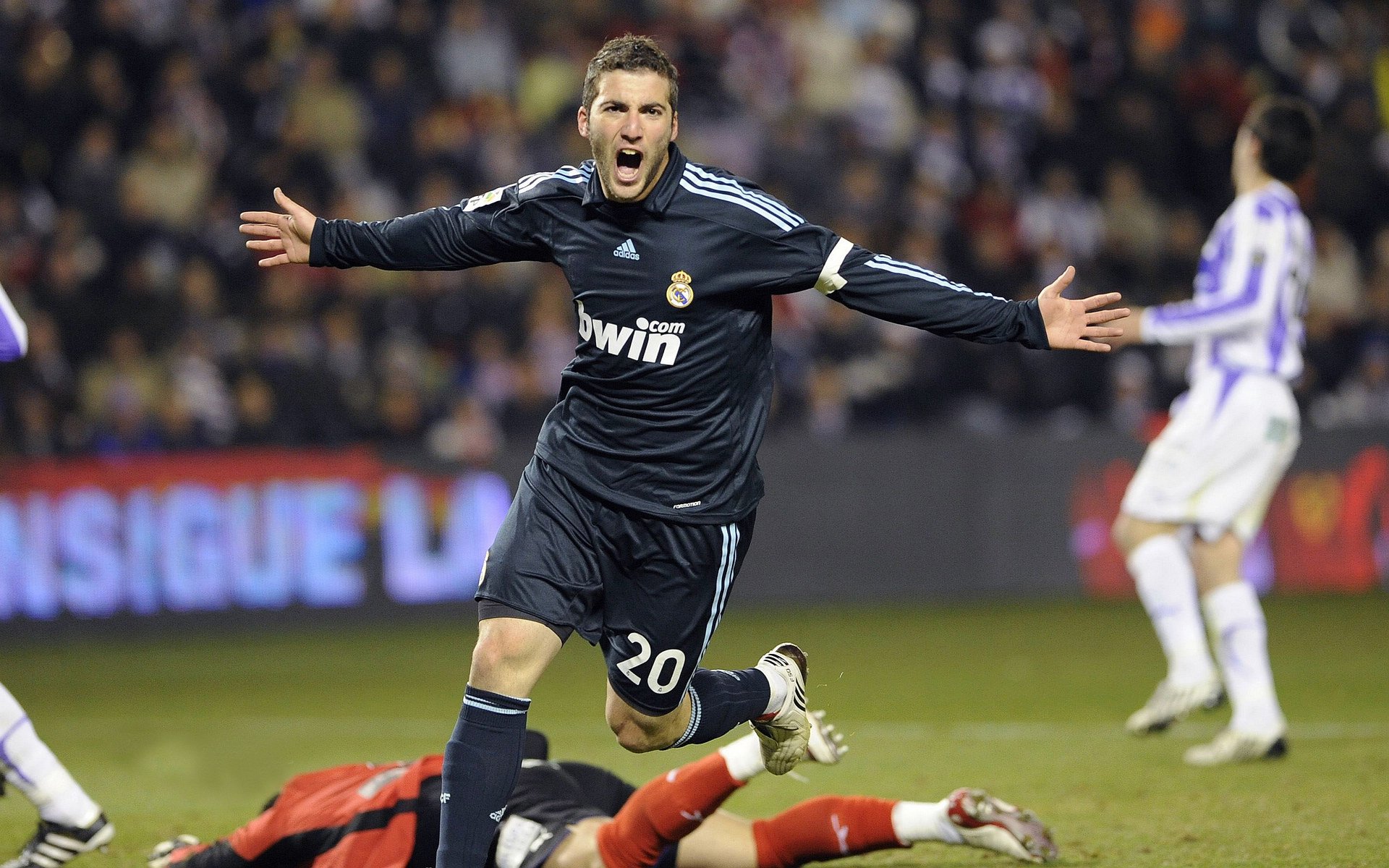 _极速喷气背包表演：冲破天际的速度快感_，喷气背包能飞多高