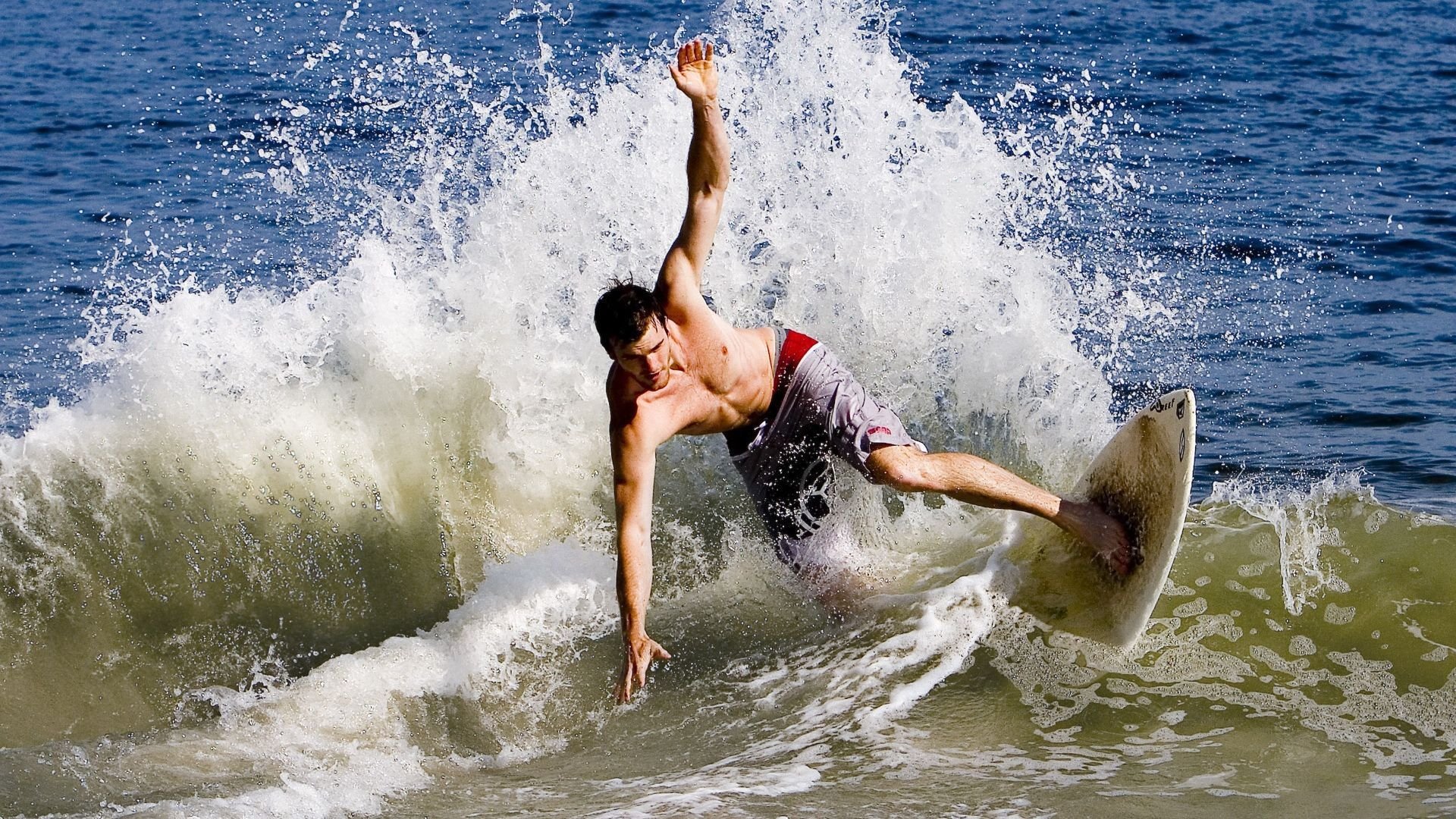 《探索未来：电竞产业的虚拟现实科技应用》，未来电竞市场前景巨大