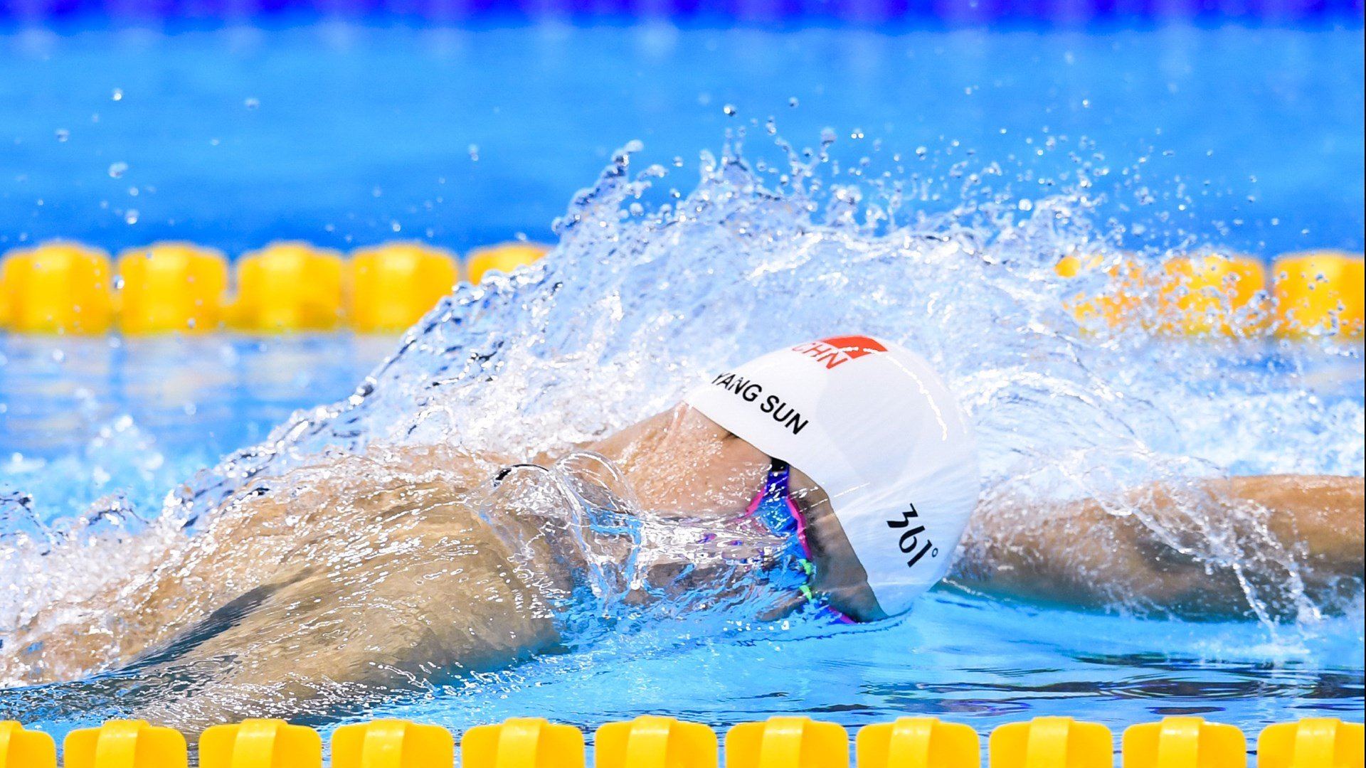 西甲：皇马在主场3-0完胜巴萨，榜首之争激烈爆发，皇马3-3巴萨