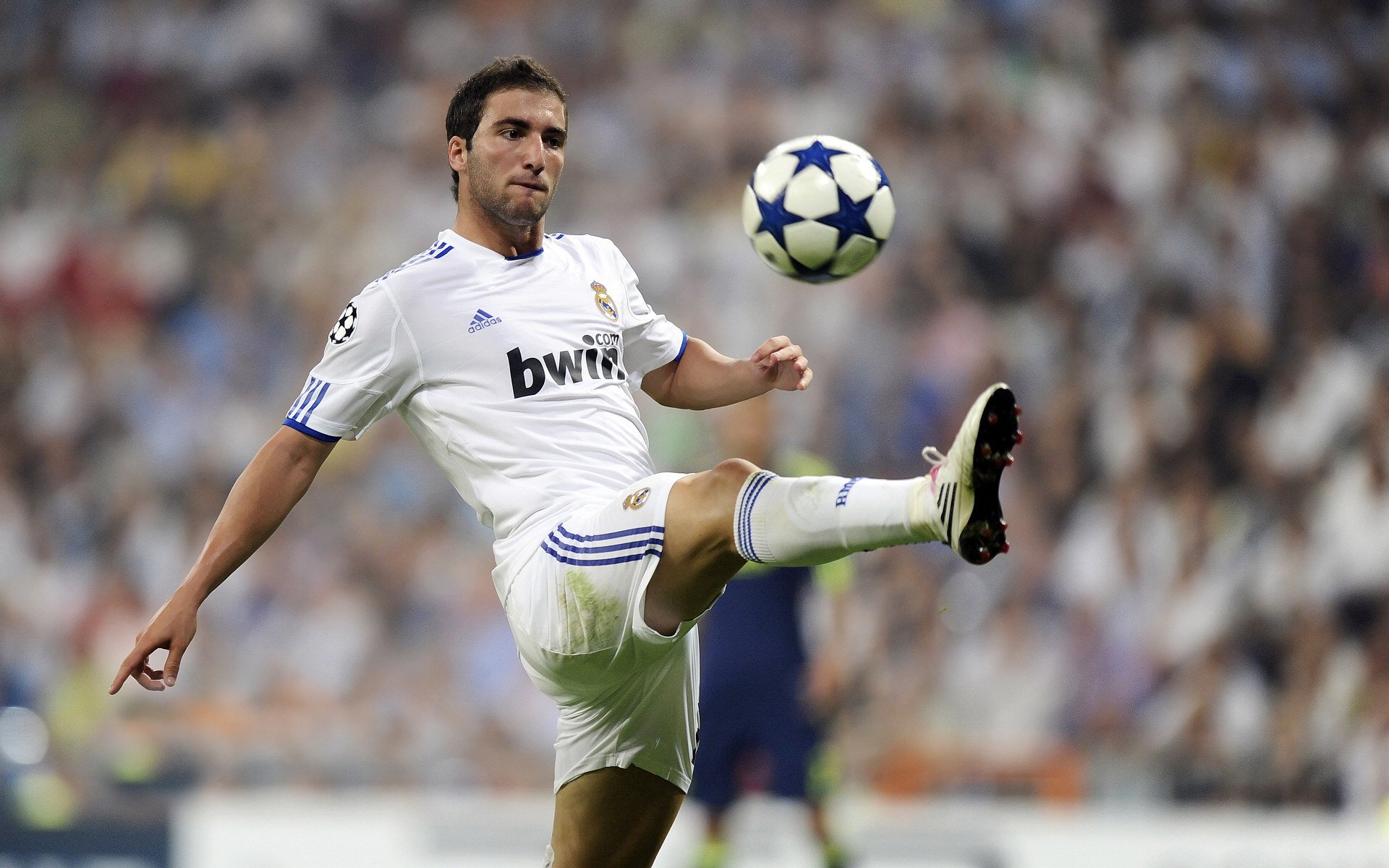 足球场上高能对抗，球员技艺精湛，足球身体对抗技巧